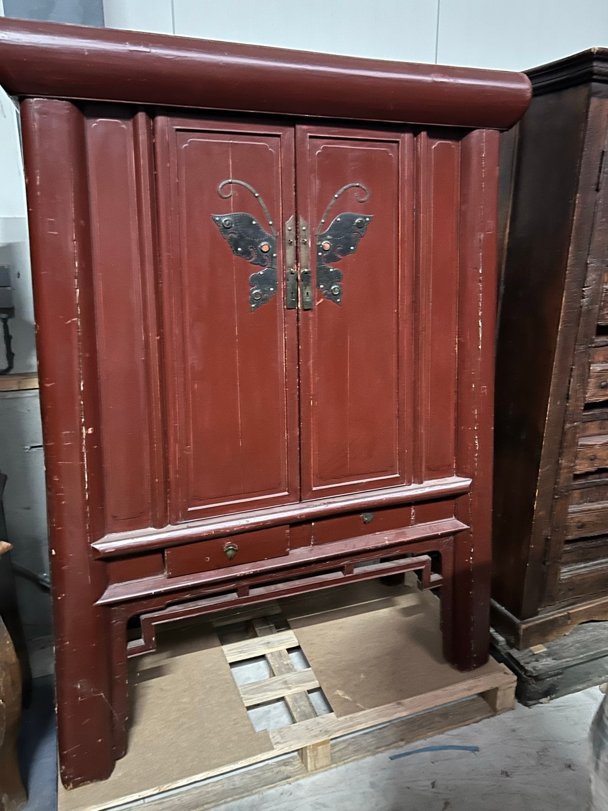 Antieke Chinese Kast - Rood met Vlinderbeslag, Ophalen
