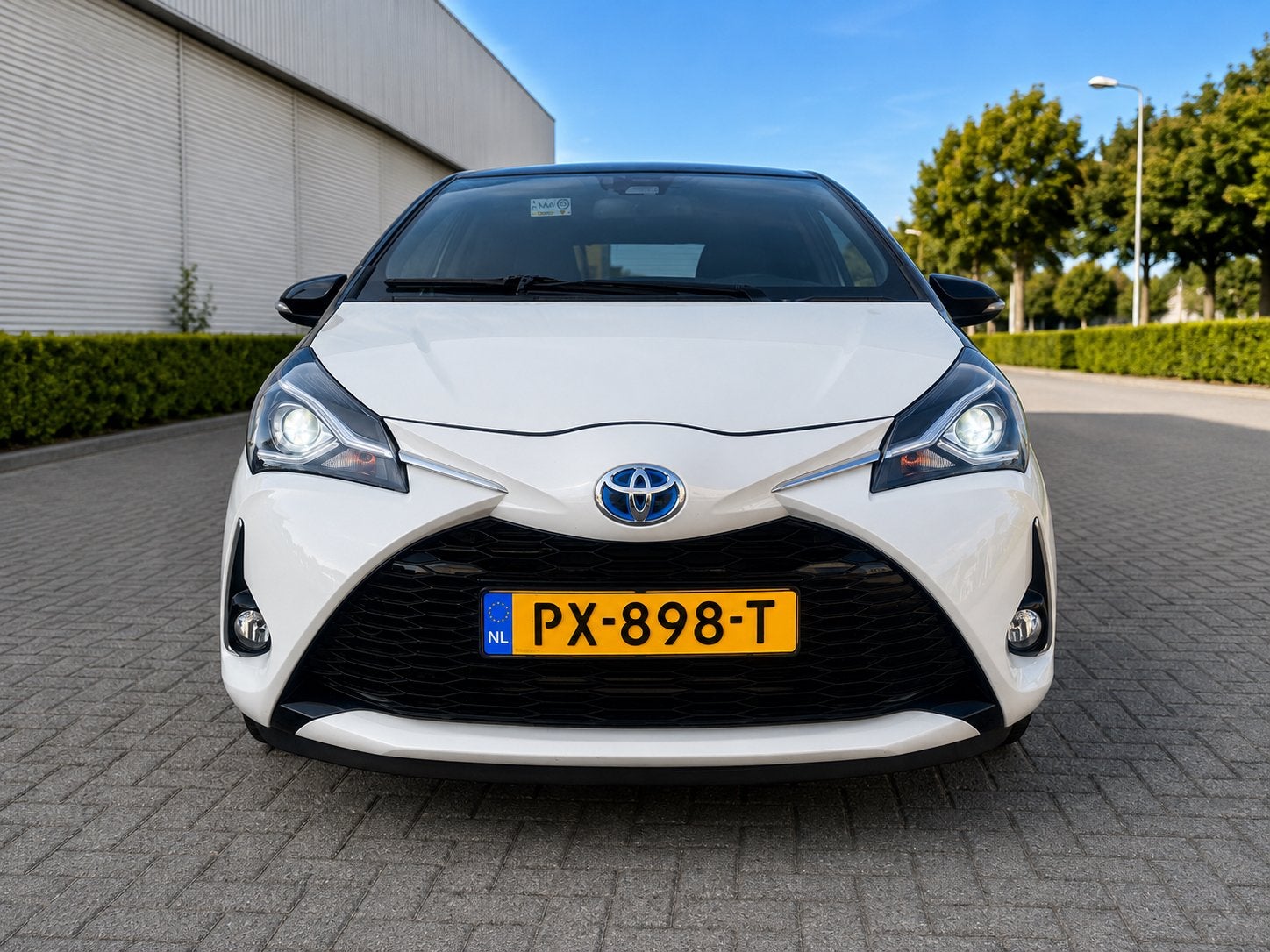 Toyota Yaris 1.5 Hybrid 100pk 5D CVT 2017 Wit, Auto's, Dealer onderhouden, Zwart, Alcantara, Origineel Nederlands