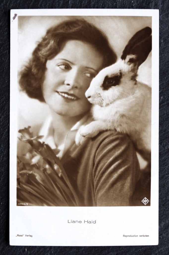 Liane Haid met konijn op de schouder, Verzamelen, Ansichtkaarten | Dieren, Verzenden, Voor 1920, Ongelopen, Knaagdier