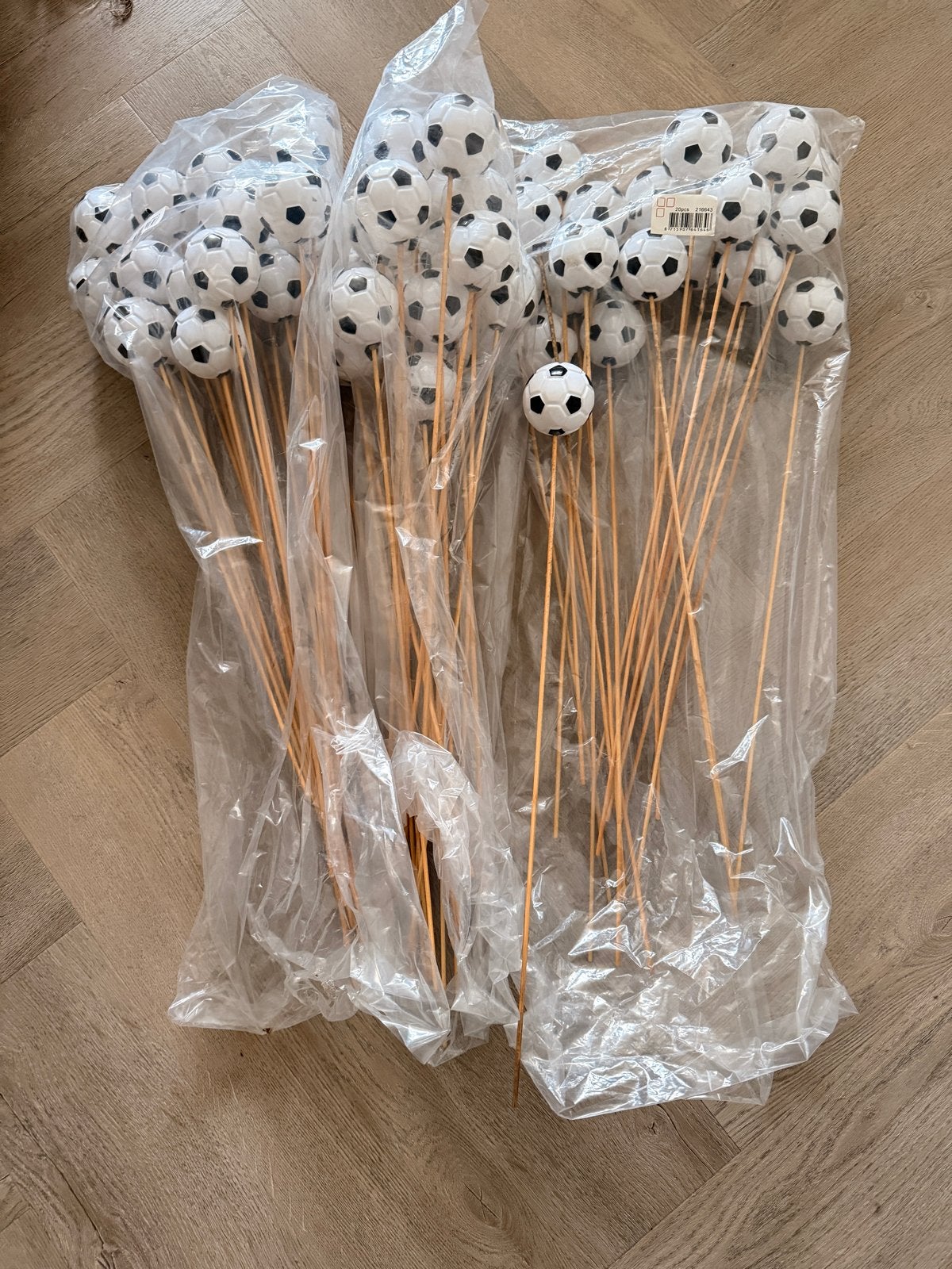 Voetbal Decoratie Prikkers - Taart, Cupcakes, Feestje (60 st, Ophalen of Verzenden, Nieuw, Feestartikel, Verjaardag