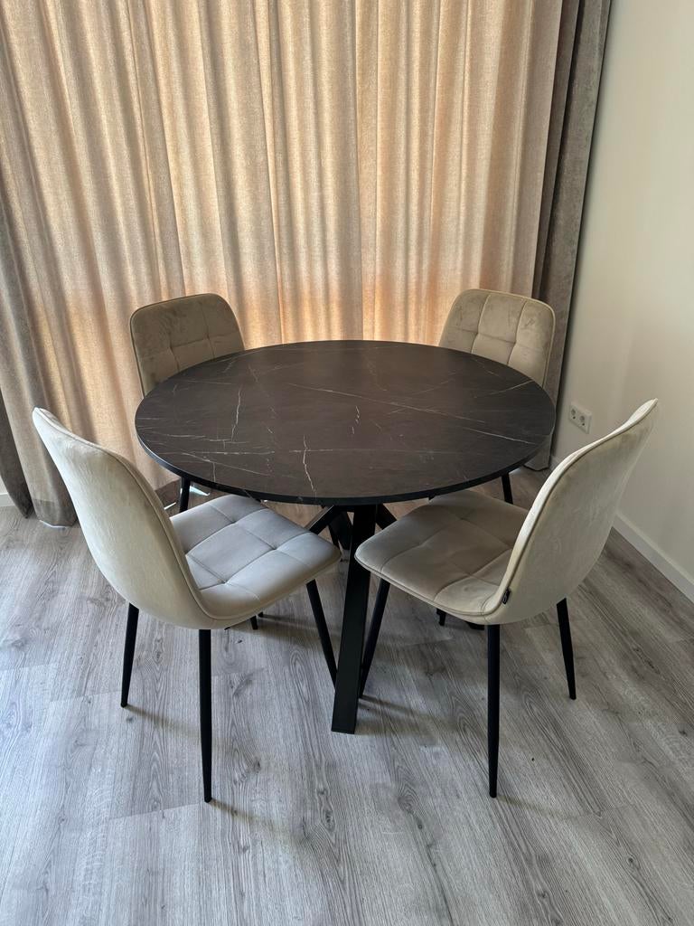 NIEUWSTAAT: tafel en 4 stoelen, Ophalen, Zo goed als nieuw, 4 tot 6 stoelen