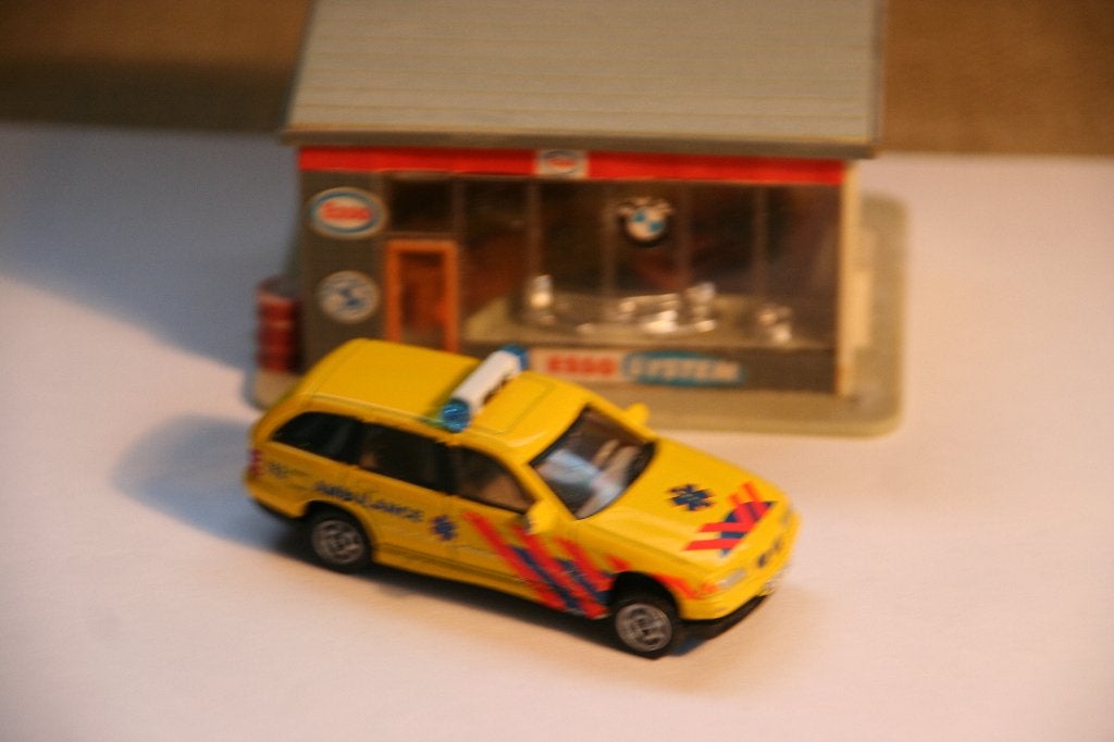 MAISTO 1:72, BMW 325i Touring Ambulance (2), Ophalen of Verzenden, Zo goed als nieuw, Auto