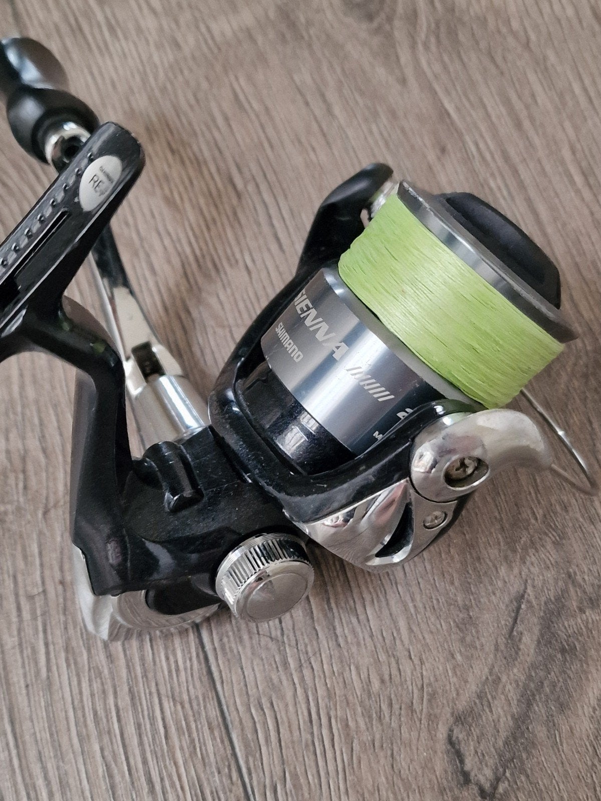 SHIMANO SIENNA 2500 FE MET GEVLOCHTEN LIJN IZGST, Ophalen of Verzenden, Zo goed als nieuw, Molen