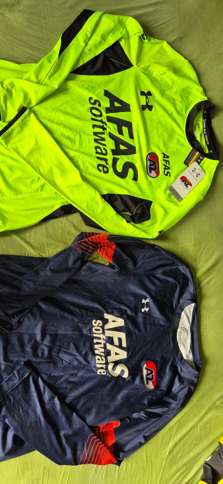 Twee AZ sportshirts: geel (nieuw) en blauw (kindermaat), Geel, Under Armour, Nieuw, Ophalen of Verzenden