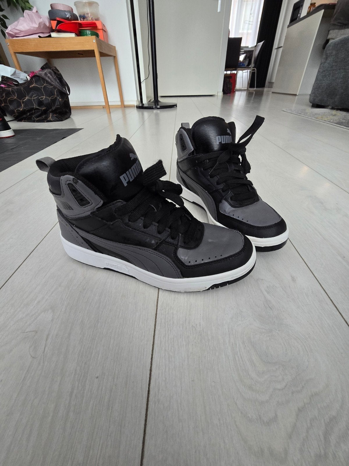 Puma Rebound Joy Sneakers - Zwart/Grijs (Maat 38.5), Ophalen of Verzenden, Zo goed als nieuw