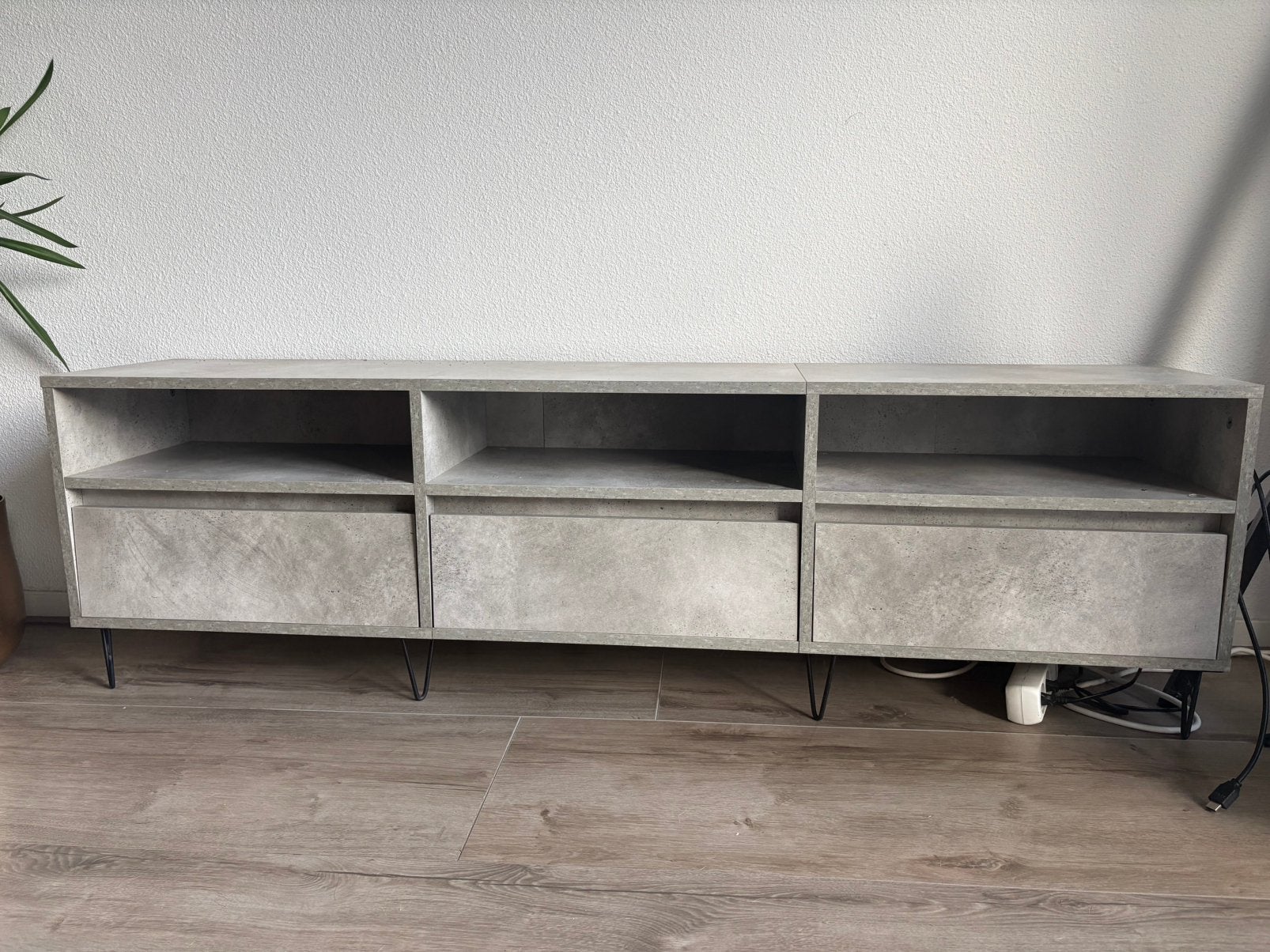 Tv meubel betonlook, Huis en Inrichting, Ophalen of Verzenden, Zo goed als nieuw, 25 tot 50 cm, Minder dan 100 cm
