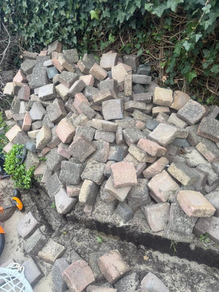 Gratis bestratingsstenen / klinkers en palissadebanden, Ophalen, Zo goed als nieuw, Beton, Klinkers