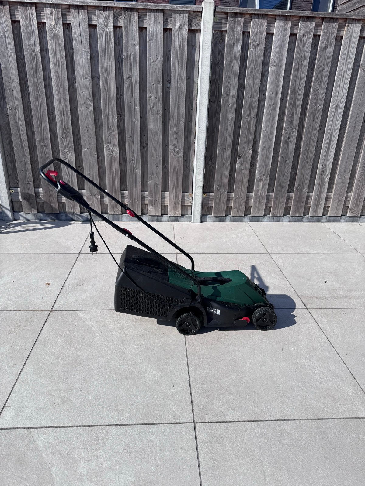 Bosch elektrische grasmaaier Rotak 320 - ARM 3200 32cm 1200W, Cirkelmaaier, Elektrische grasmaaier, Zo goed als nieuw, 30 t/m 39 cm