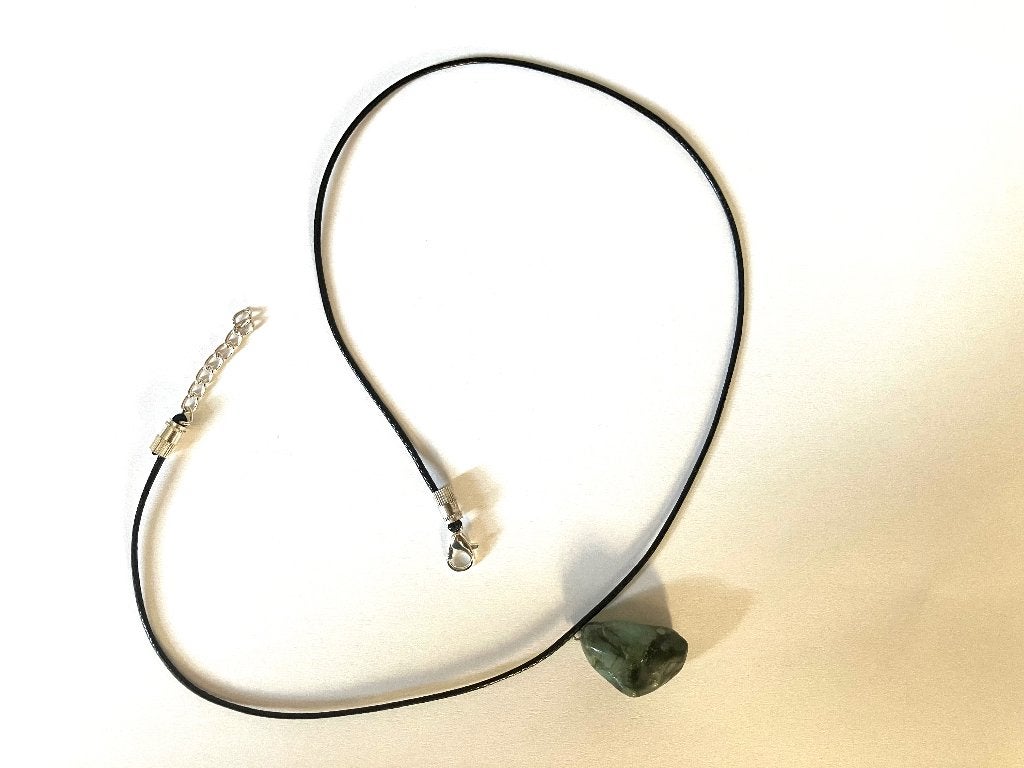 Ketting met smaragd steentje, Ophalen, Overige materialen, Nieuw, Met edelsteen