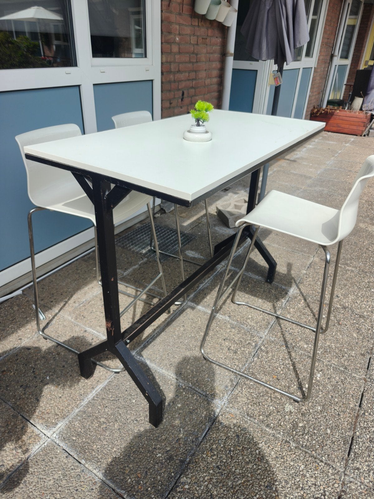 Witte hoge tafel met zwart onderstel + stoelen, Ophalen, Gebruikt
