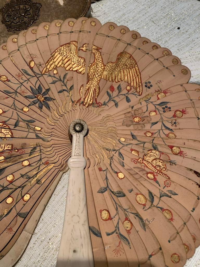 Antieke waaier met handgeschilderde decoraties aan 2 kanten, Ophalen of Verzenden