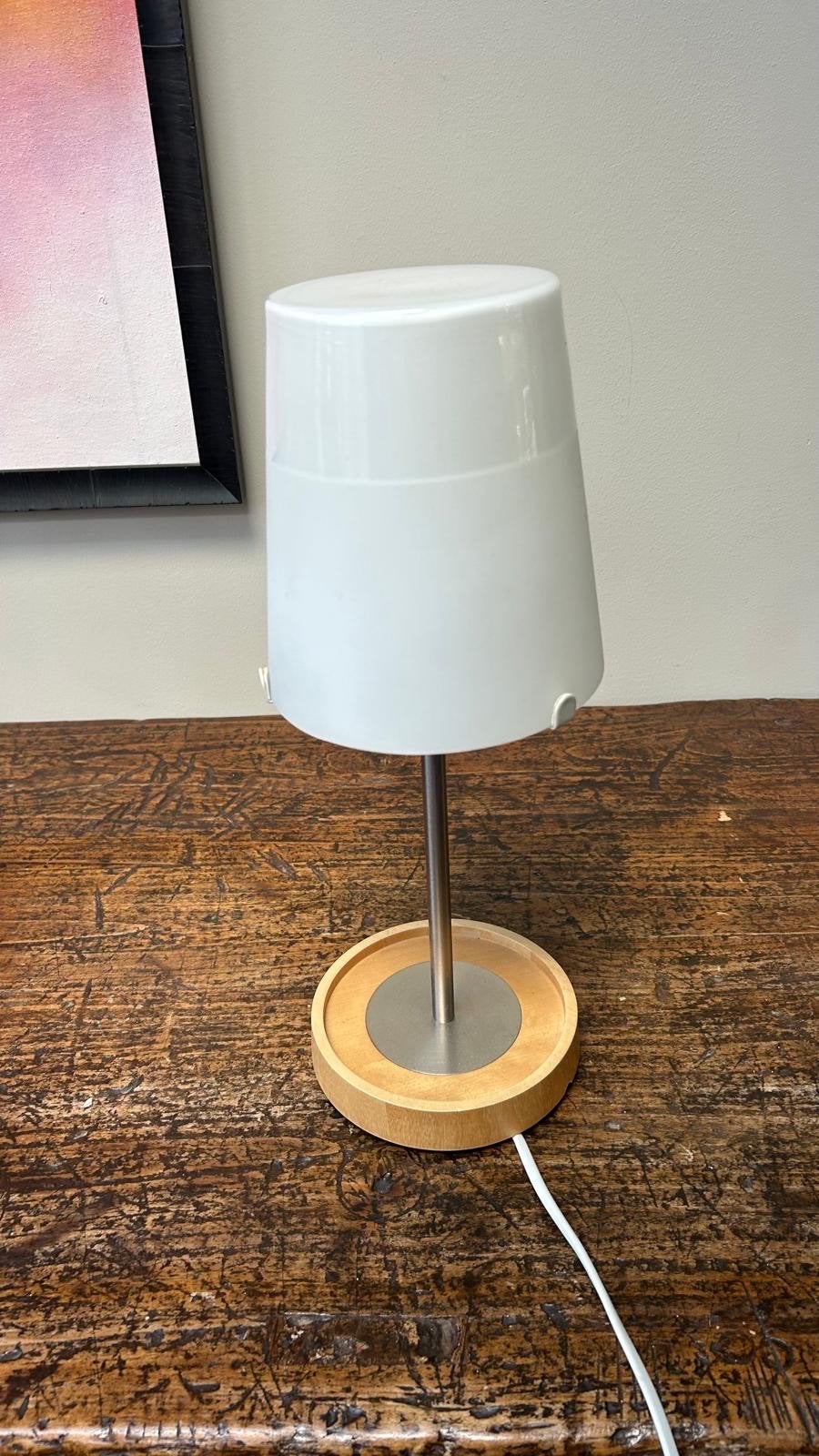 Moderne van Ikea ,tafellamp met houten voet en witte kap, Huis en Inrichting, Lampen | Tafellampen, Ophalen, Met schakelaar, Wit