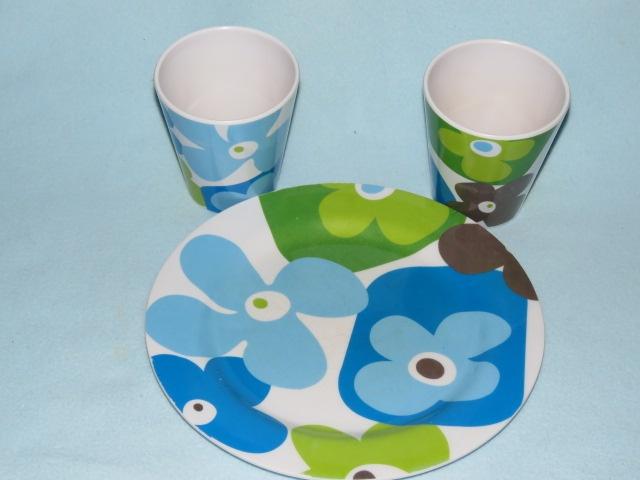 Vintage kampeerservies: bord + 2 bekers, jaren 80, gebloemd, Ophalen of Verzenden