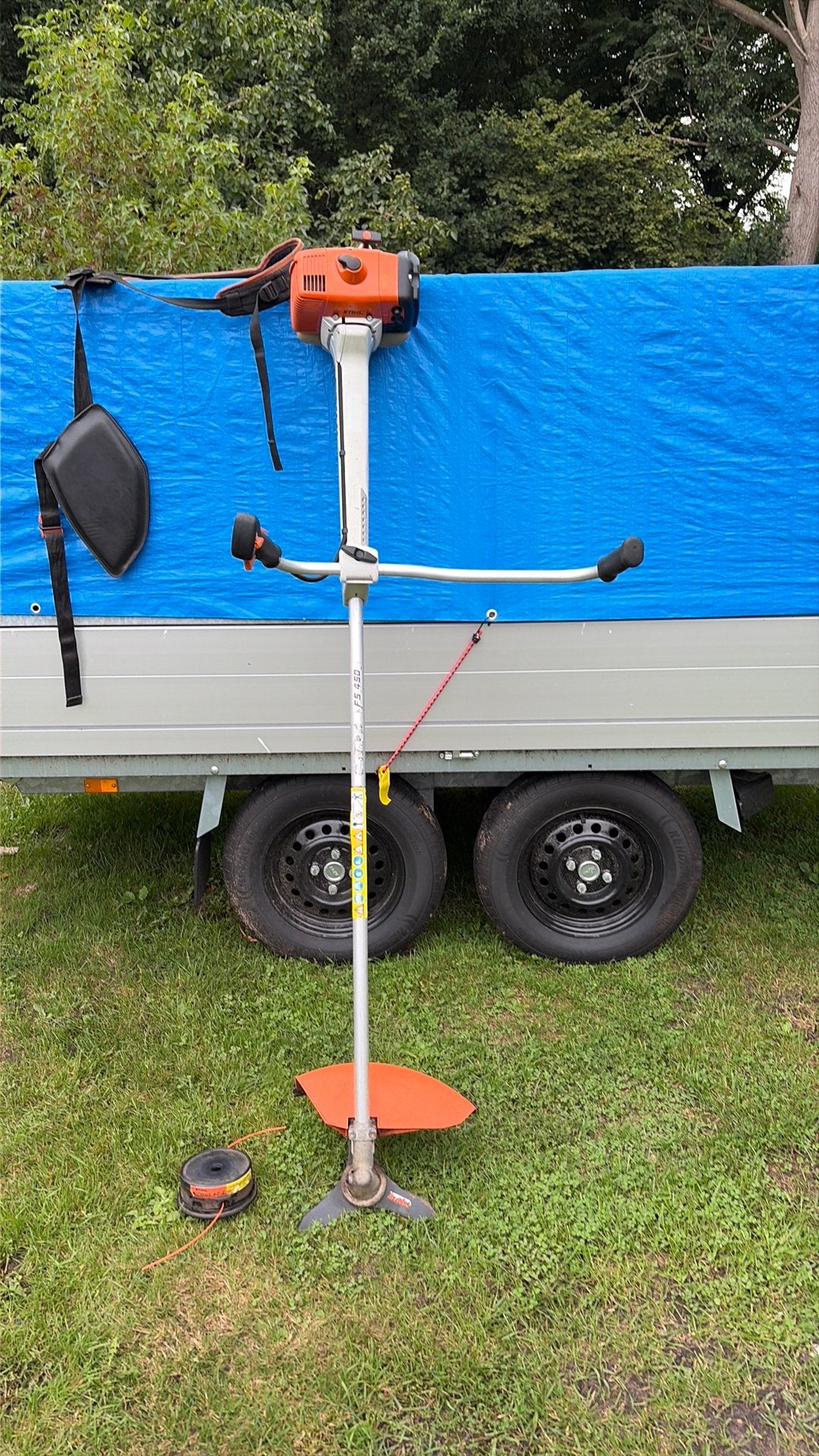 nette Stihl FS450 met mes, draadkop en origineel harnas, Ophalen, Zo goed als nieuw, 30 tot 50 cm, Benzine