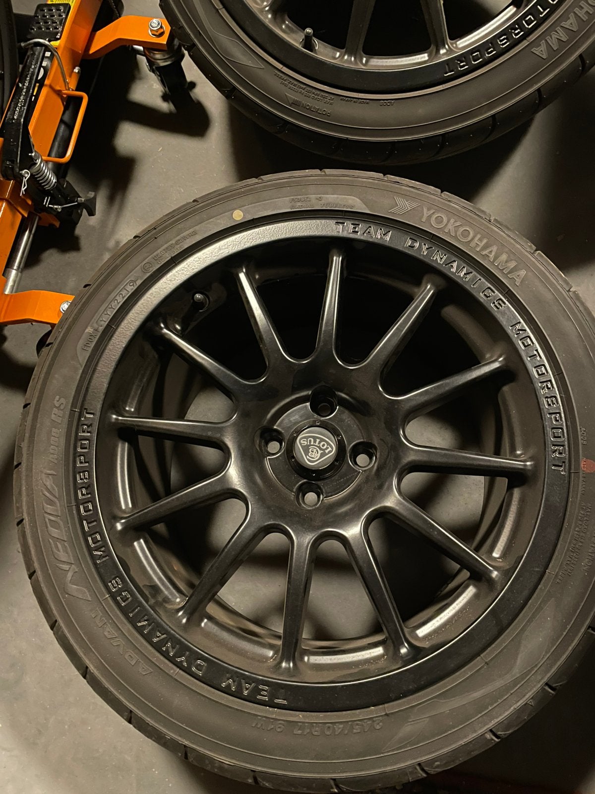 Lotus elise/exige team dynamics 1.2 velgen advan semi slicks, Ophalen, Zomerbanden