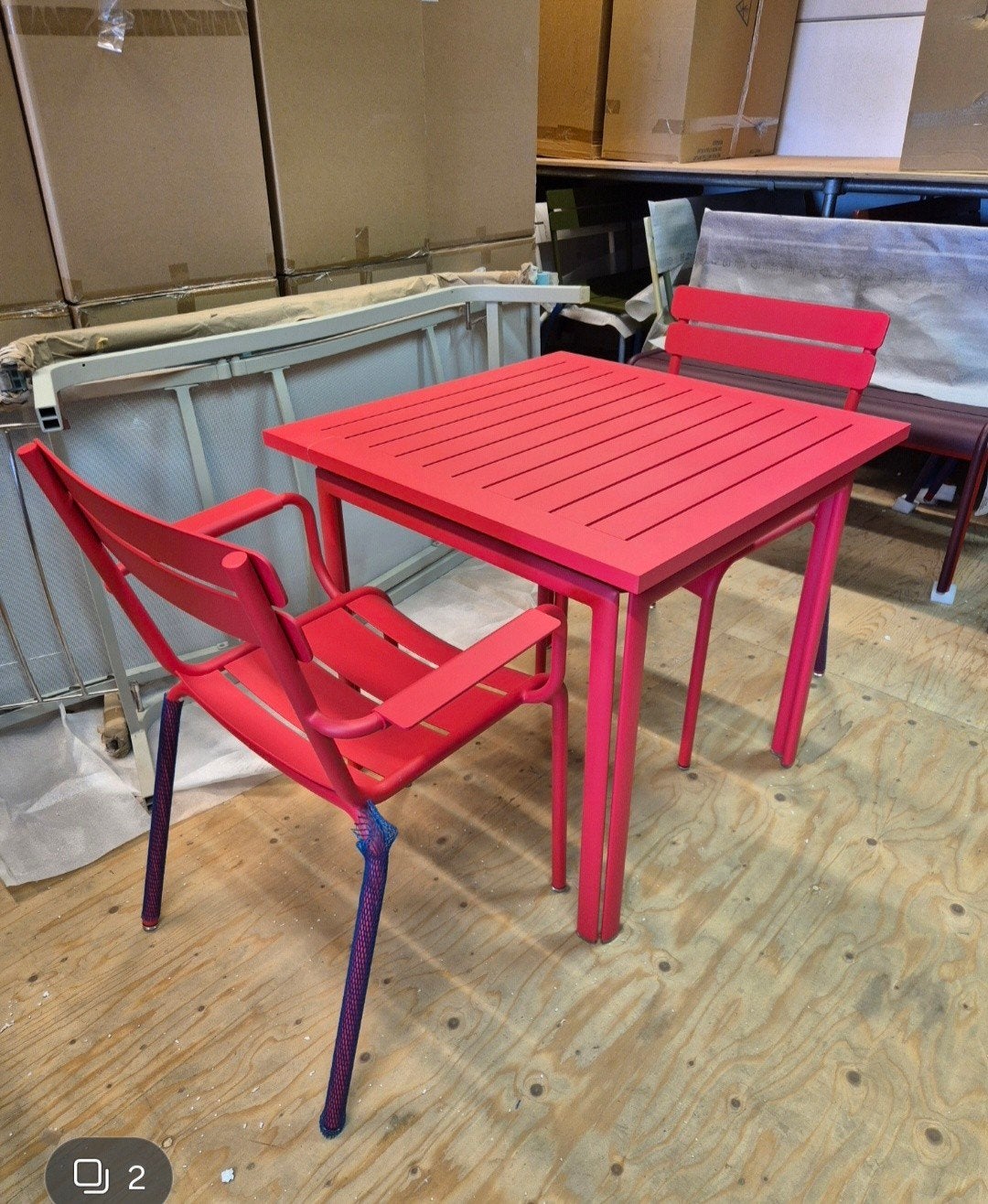 Nieuwe fermob costa tafel 90x90 2. Armstoelen rose praline, Tuin en Terras, Tuinsets en Loungesets, Ophalen of Verzenden, Nieuw