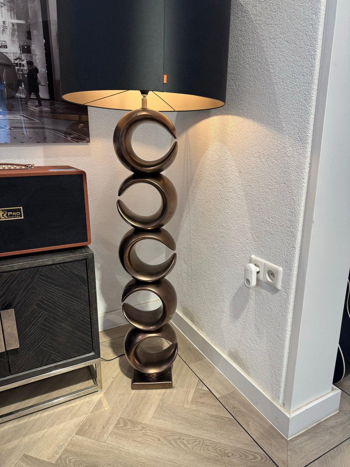 Moderne vloerlamp met zwarte kap en bronzen voet(merk Stout), Ophalen, E27 (groot), Zo goed als nieuw, Metaal