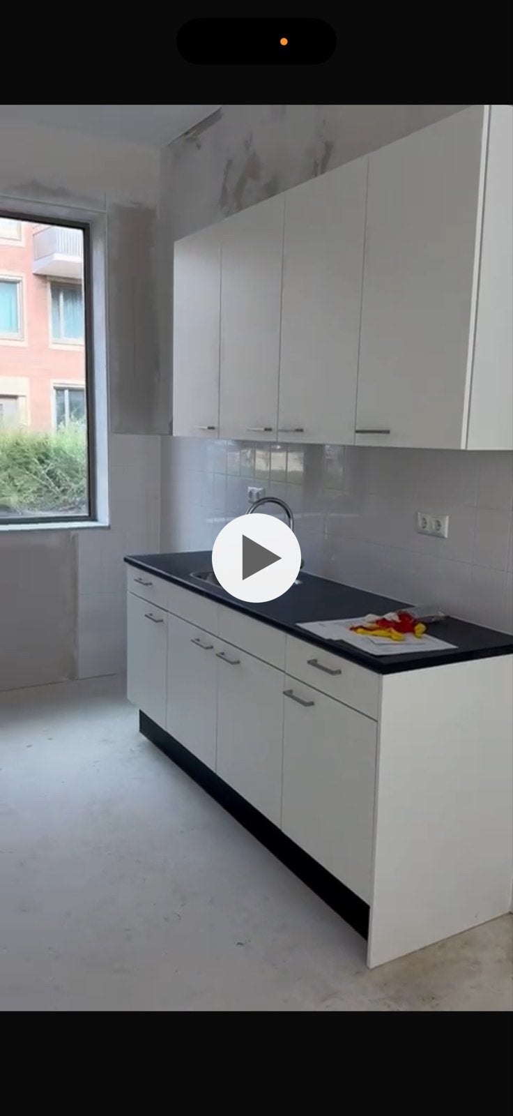Moderne witte keuken met donker werkblad, Ophalen, Gebruikt, Wit, Enkelwandige keuken
