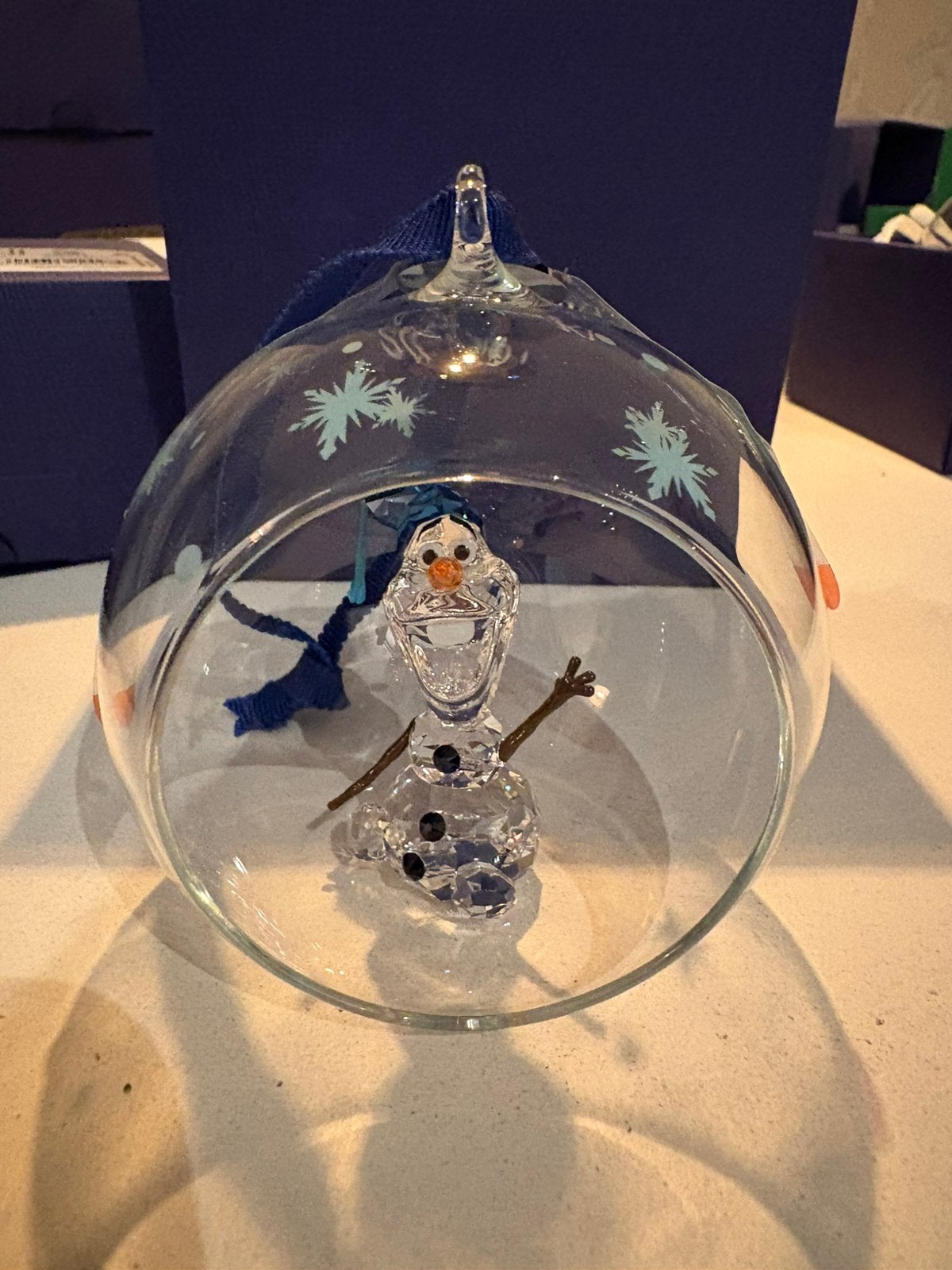 Swarovski kerstbal Olaf, Verzamelen, Ophalen of Verzenden, Zo goed als nieuw, Figuurtje