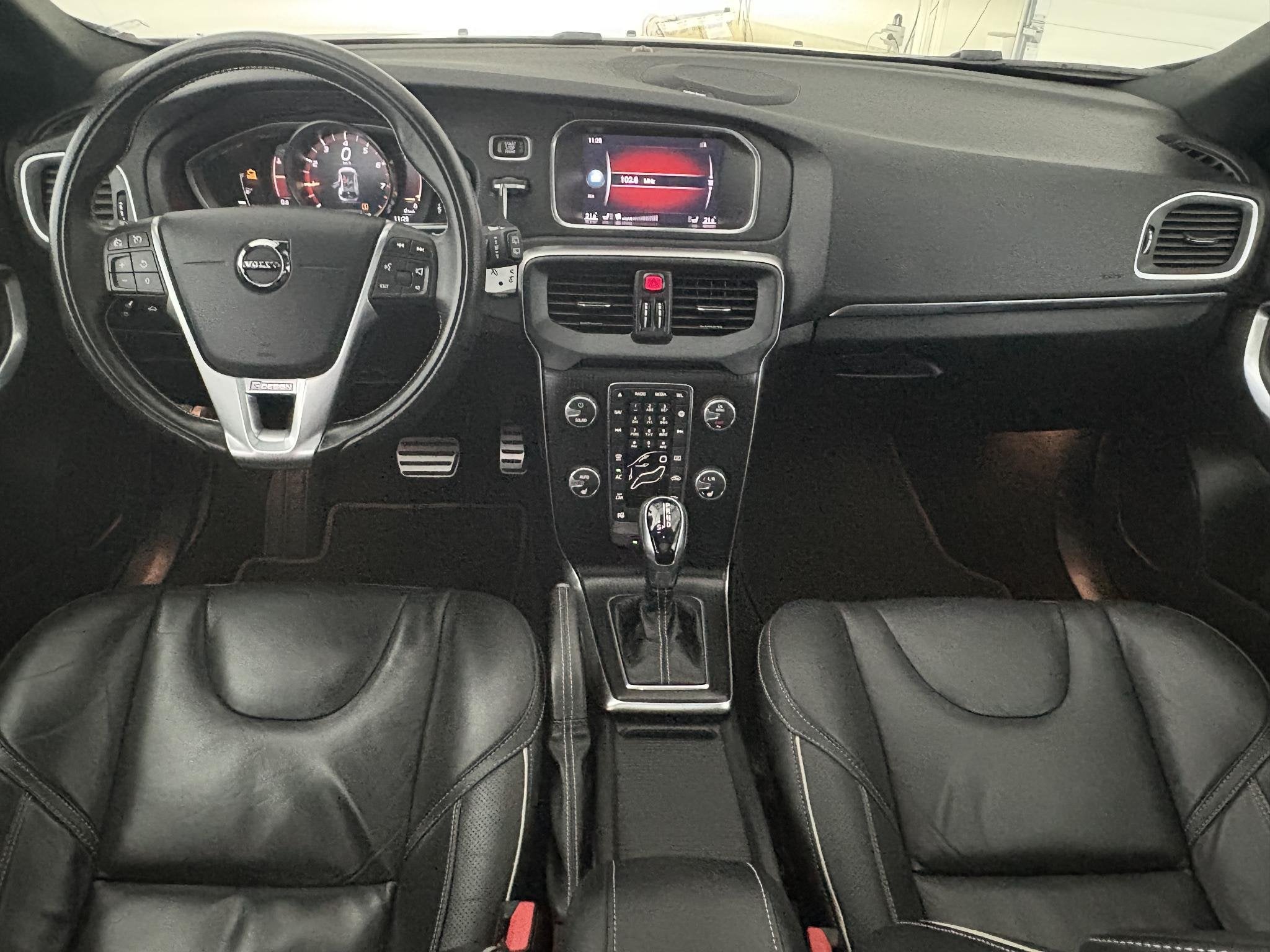 Volvo V40 1.5 T3 Polar+ Sport R-Design | TREKHAAK | PANO-DAK, 4 cilinders, 700 kg, 152 pk, 1500 kg
