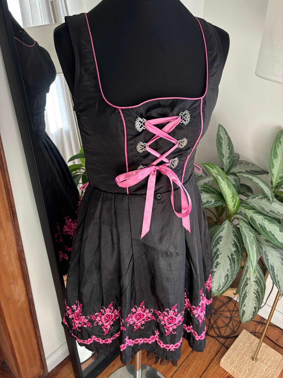 Zwarte Dirndl Jurkje met Roze Borduurwerk Maat 36, Zwart, Ophalen of Verzenden, Zo goed als nieuw, Maat 36 (S)