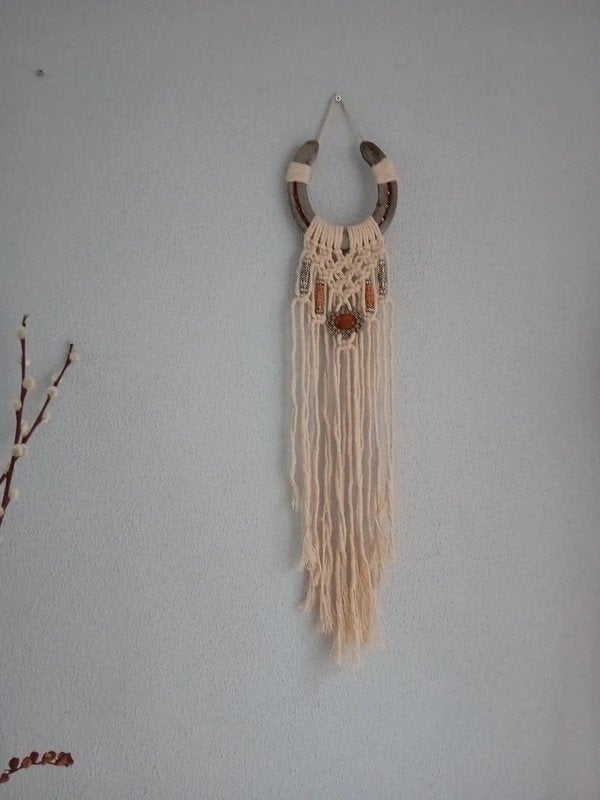 Versierd hoefijzer, macrame, wandhanger, Beige, Nieuw, Ophalen of Verzenden, Natuurlijk materiaal
