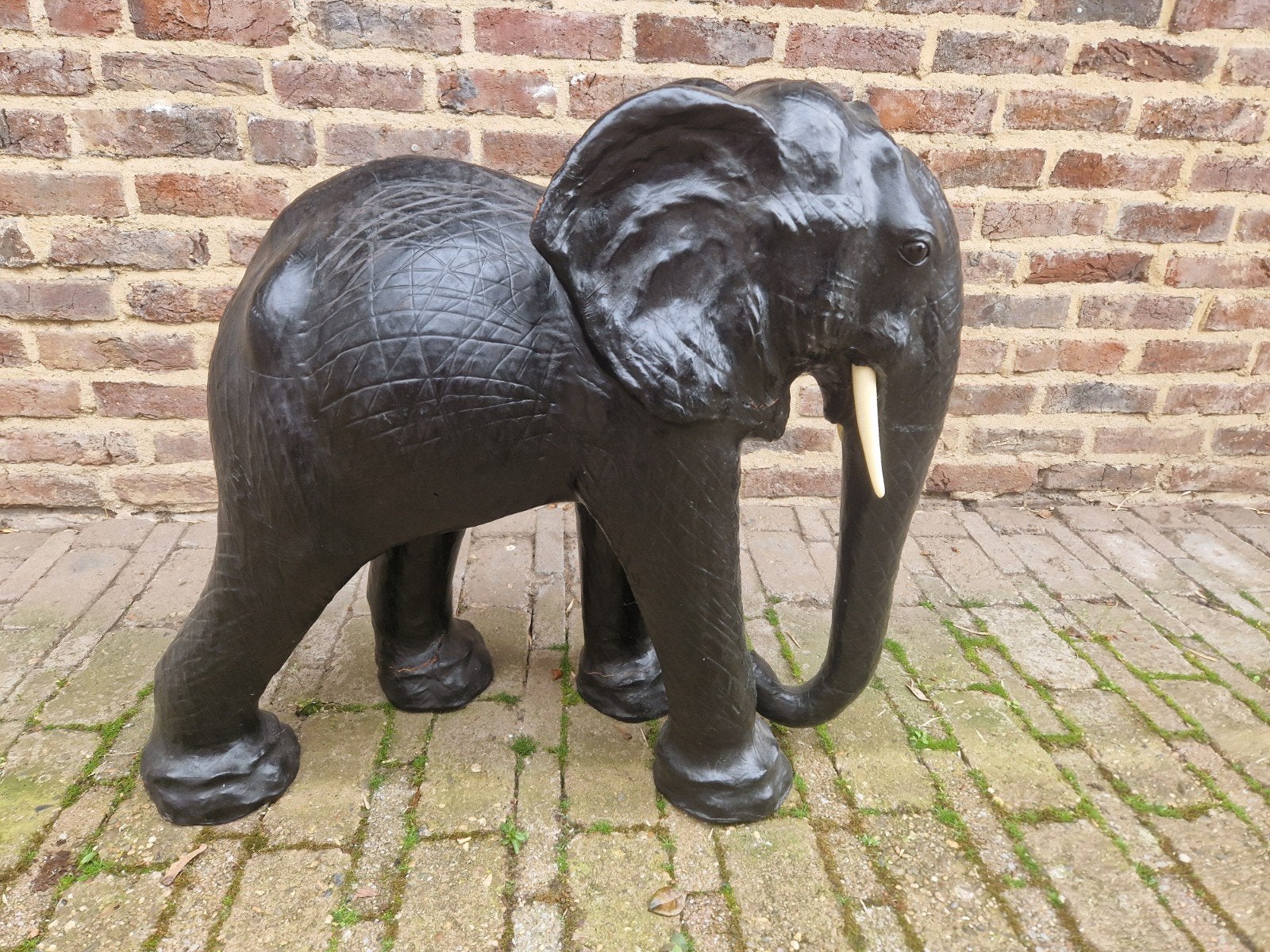 Decoratieve olifant zwart met beschadiging aan poten, Ophalen