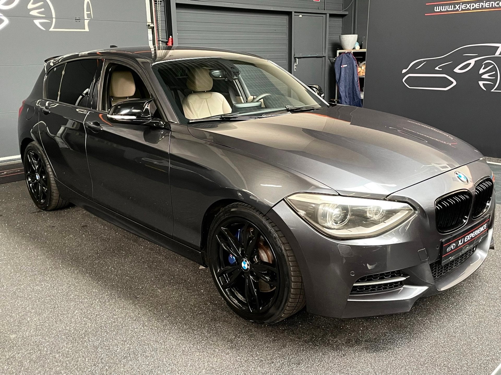 BMW 1-serie M135i xDrive 320 PK M-PERFORMANCE NAVI LEER, Auto's, Euro 5, Gebruikt, Beige, 320 pk