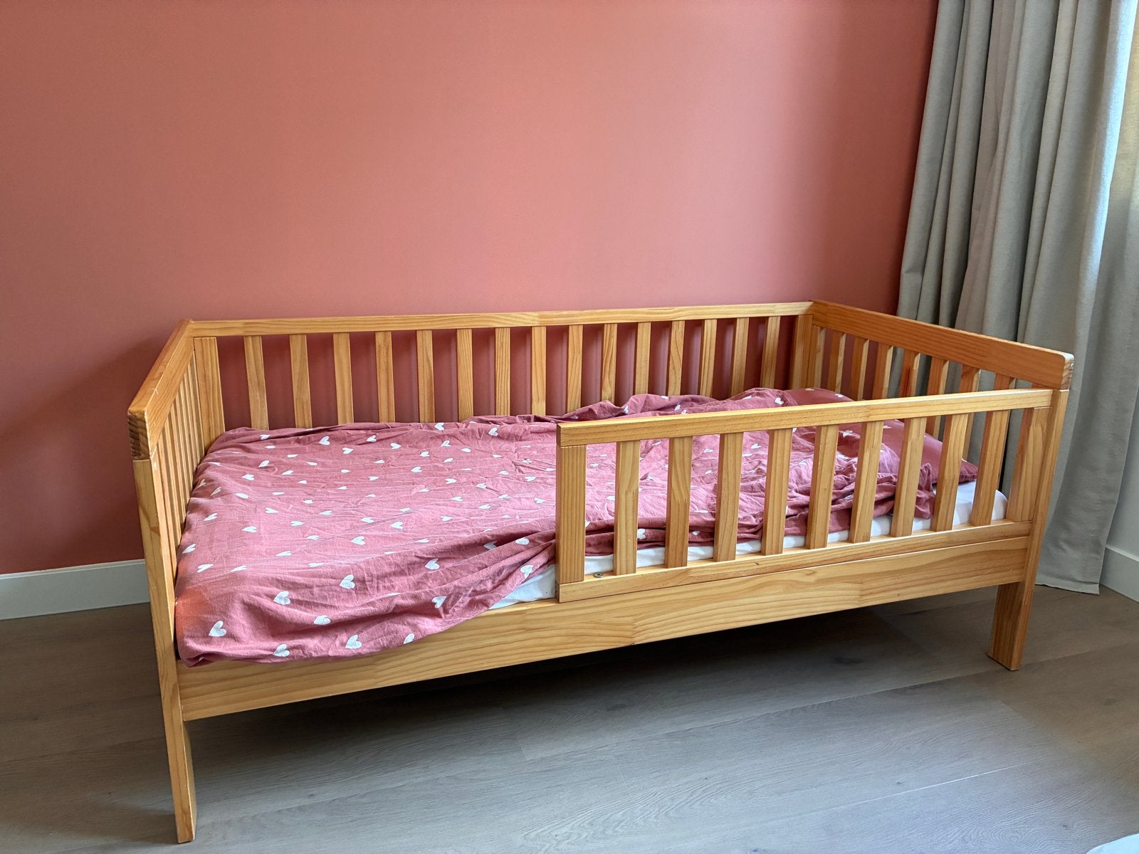 Petite Amelie Plume Kinderbed 70x140 cm met matras, 70 tot 85 cm, Zo goed als nieuw, Matras, 140 tot 160 cm