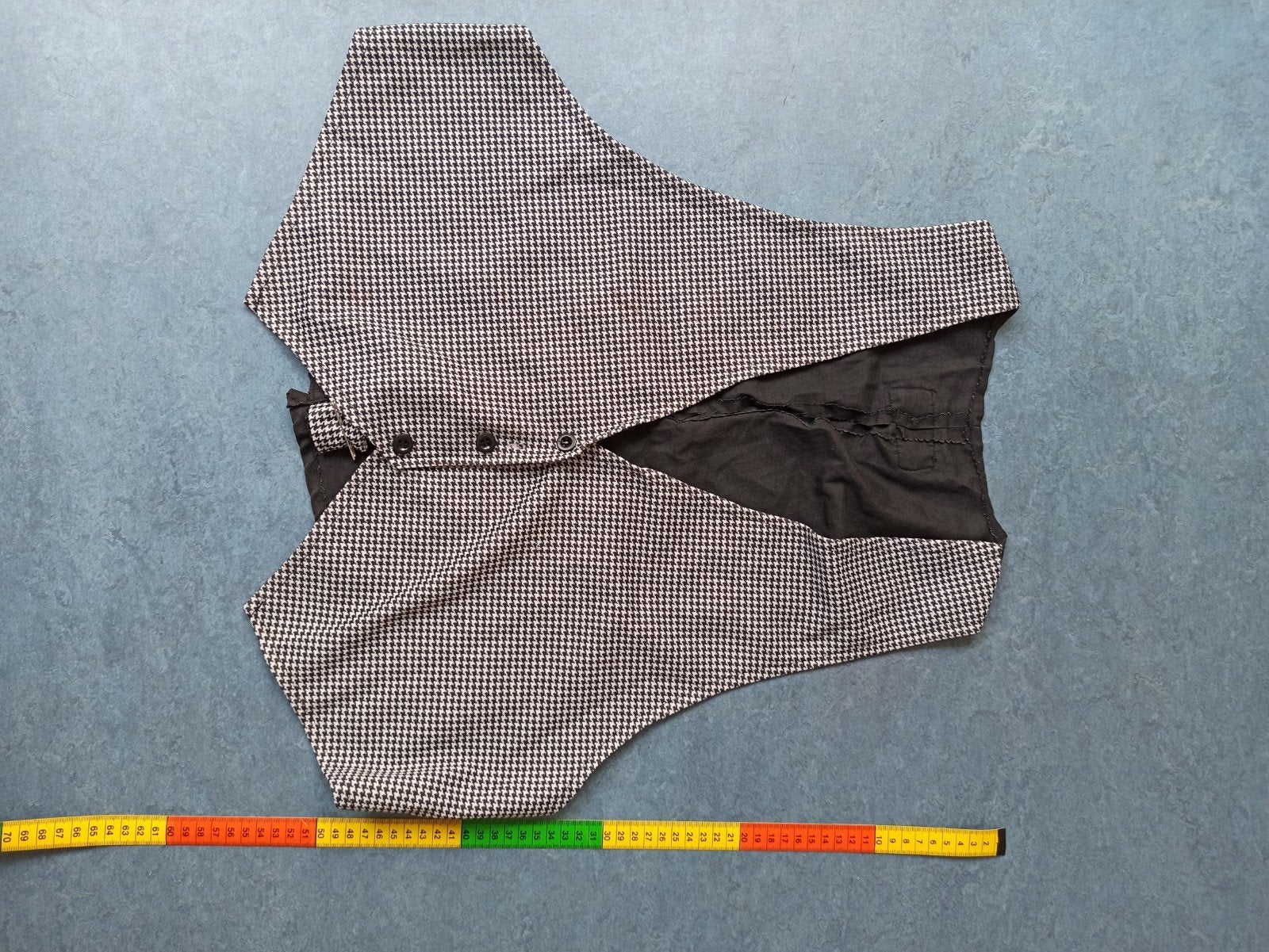 zelfgemaakt gilet met losjes vastgeregen achterpand, Ophalen of Verzenden, Gedragen, Onbekend