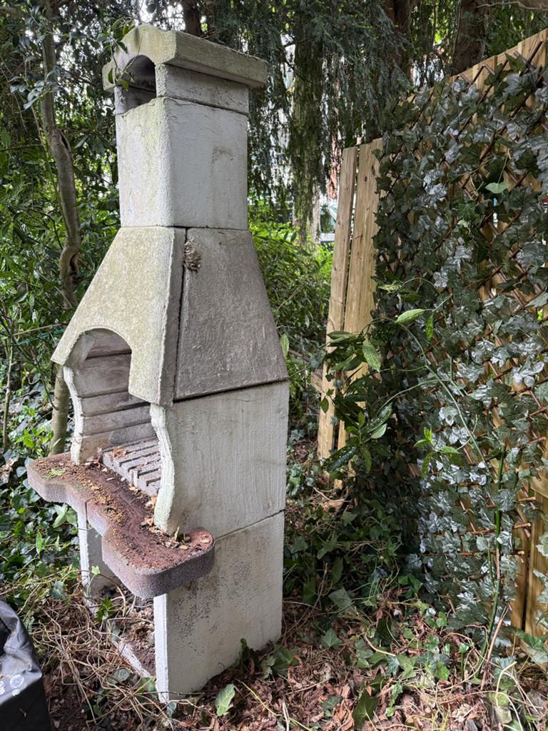 Betonnen buitenhaard /bbq met schoorsteen, Ophalen, Zo goed als nieuw