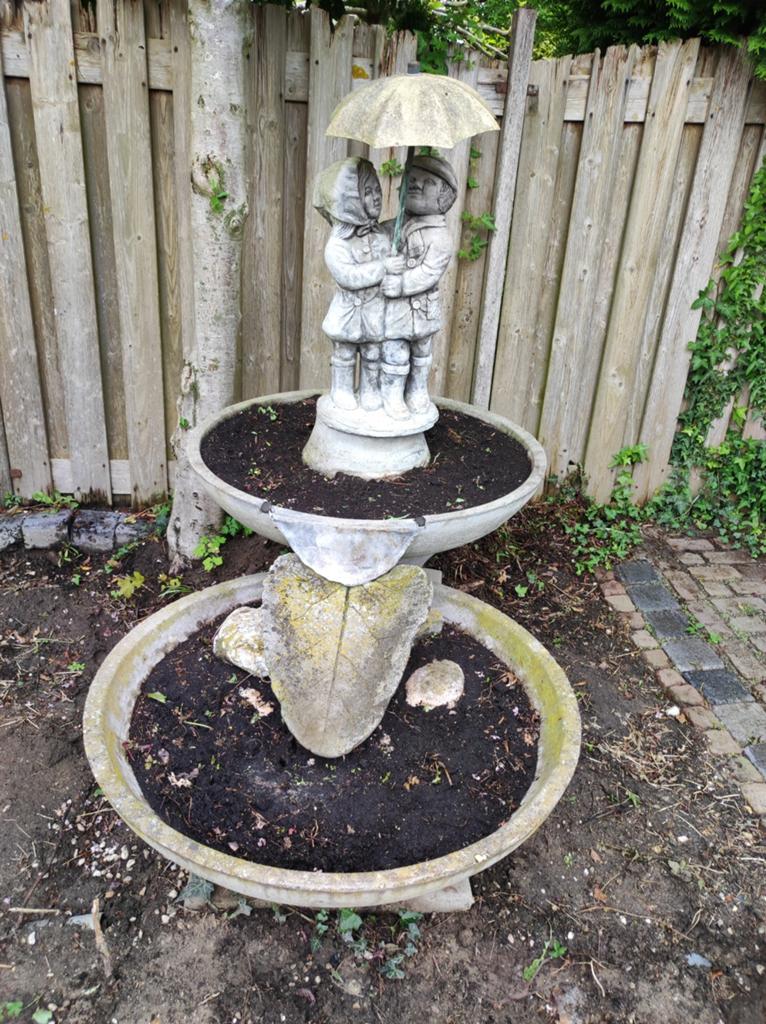 Gratis oude fontijn, nu plantenbak, Tuin en Terras, Tuinbeelden, Ophalen, Gebruikt, Mensenbeeld