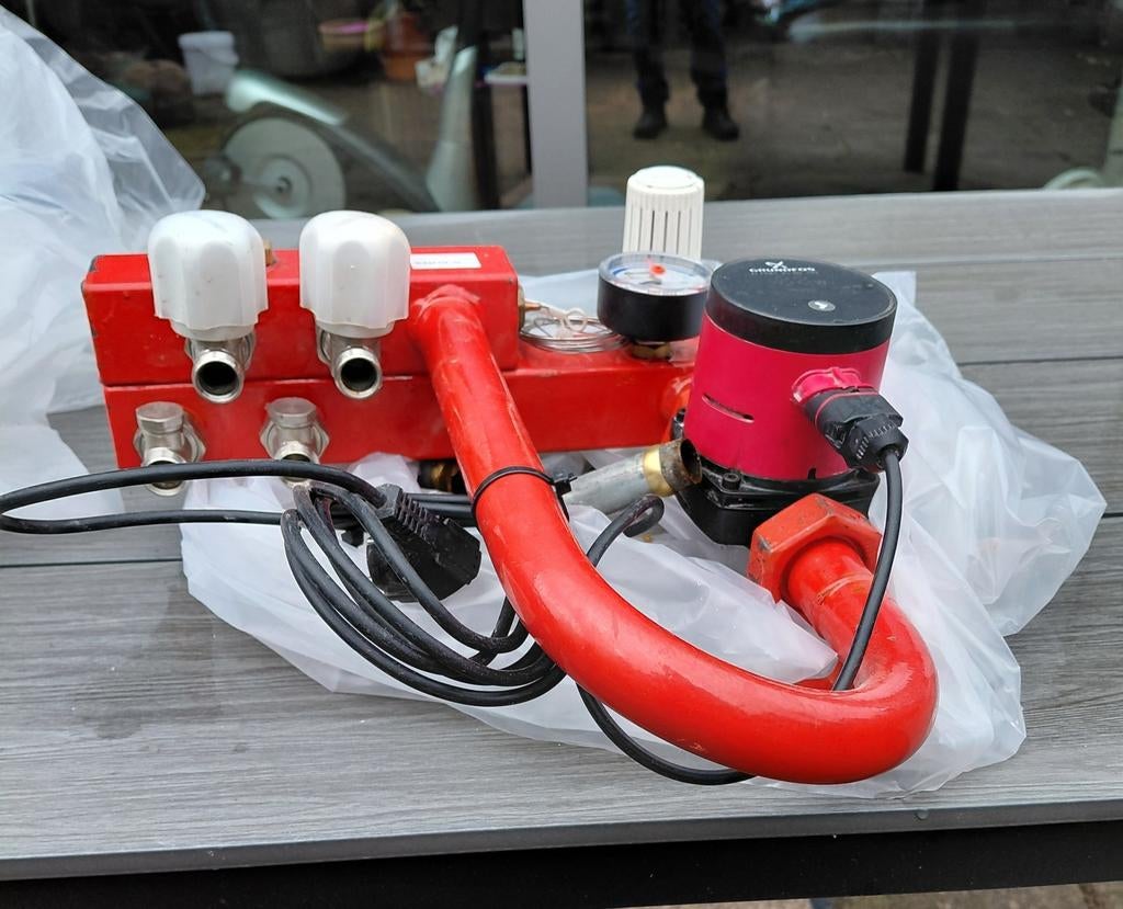 Vloerverwarming verdeler met 2 uitgangen, Doe-het-zelf en Verbouw, Verwarming en Radiatoren, Ophalen of Verzenden, Gebruikt, Overige typen