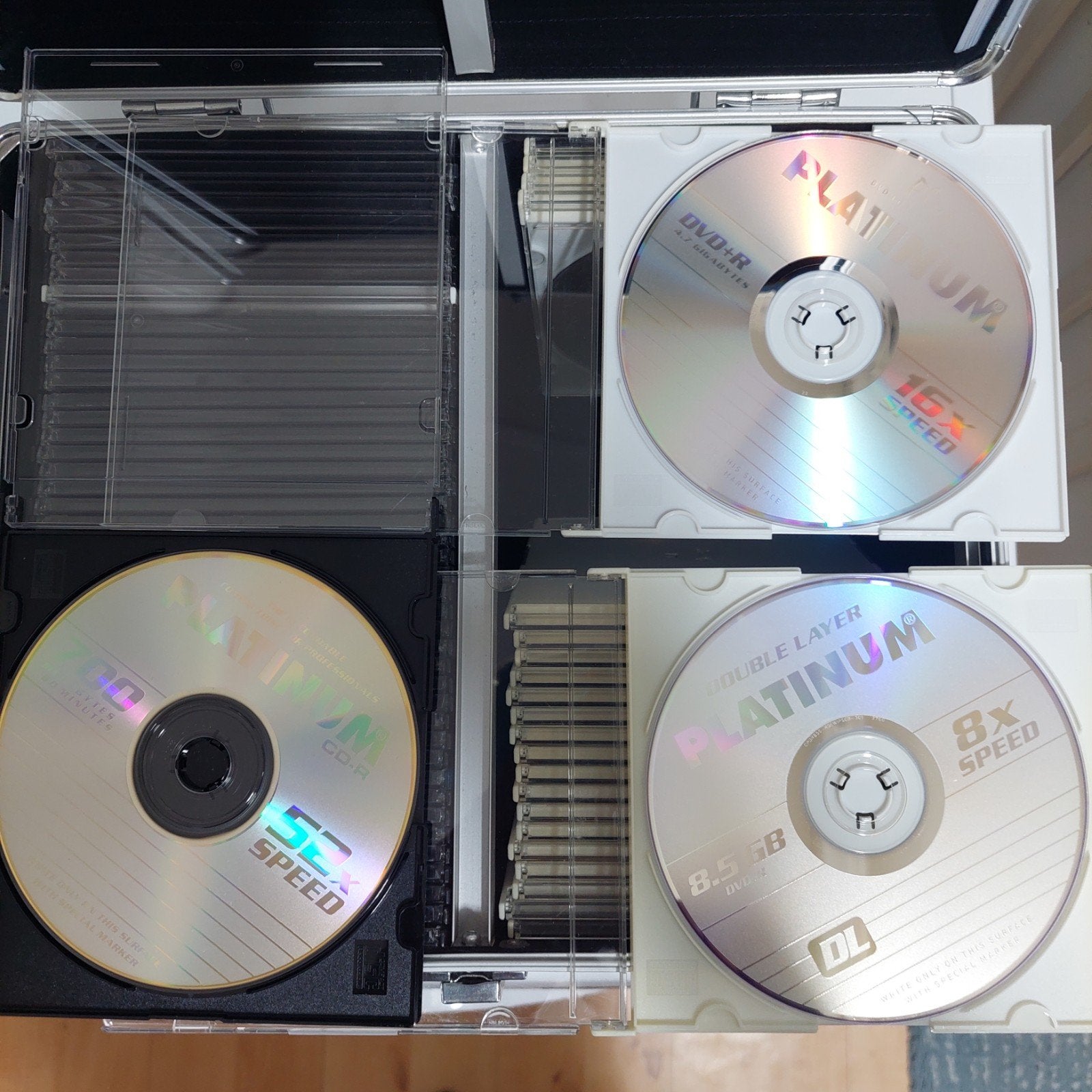 Aluminium koffer met diverse CD-R en  DVD+R schijven, Ophalen, Cd, Nieuw, Platinum