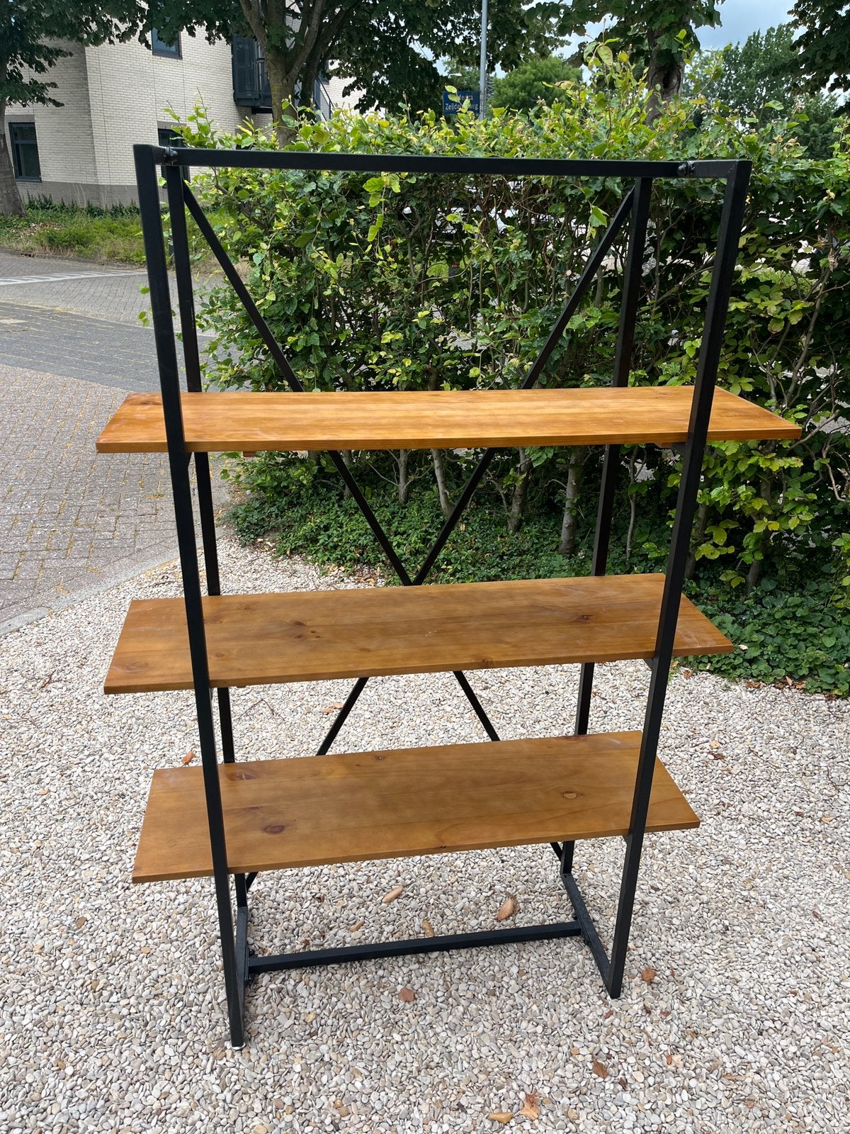 Mooie zwart ijzer met houten planken stellingkast, Ophalen, Zo goed als nieuw