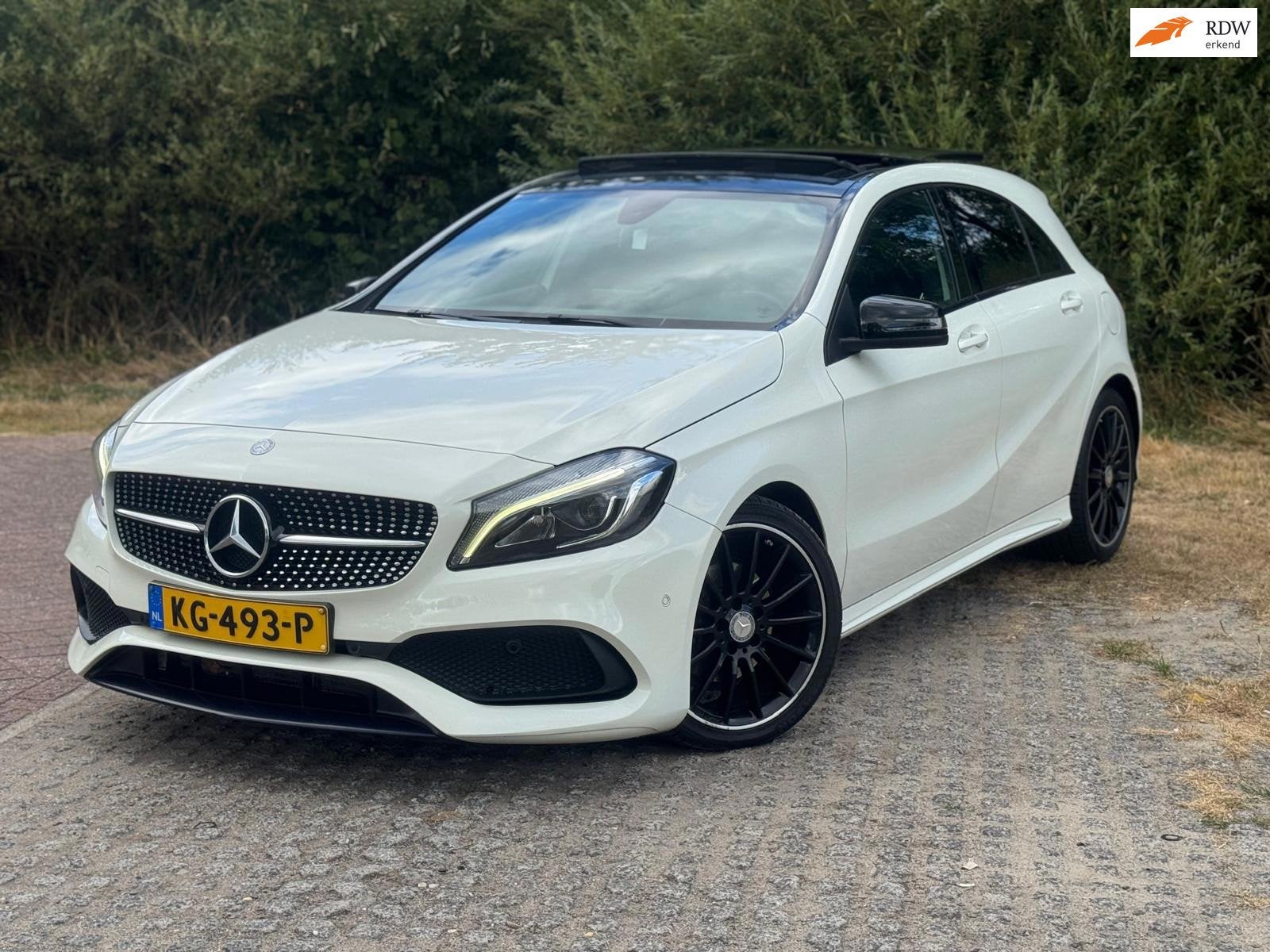 Mercedes-Benz A-klasse 180 AMG Night Edition Plus / PANO, Auto's, Gebruikt, 4 cilinders, 19 km/l, Onderhoudsboekje