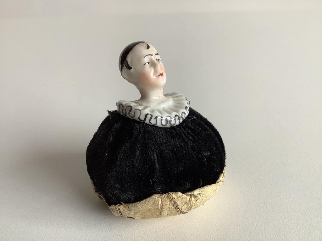 Zeer zeldzaam mini antiek speldenkussentje met pierrot, Ophalen of Verzenden