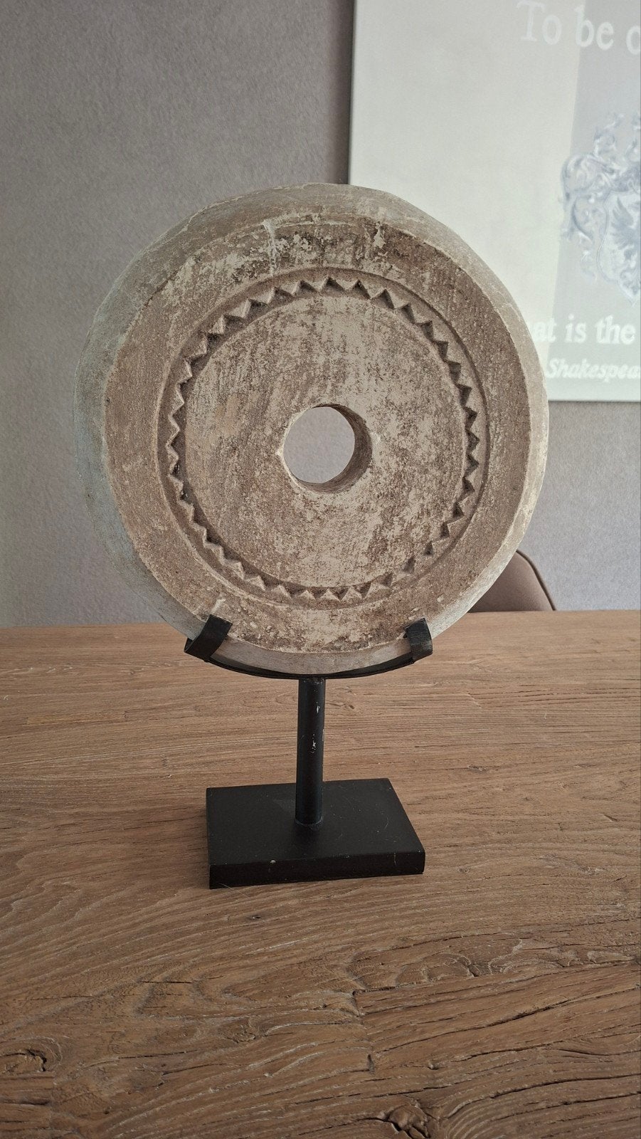 Decoratief ornament - molensteen op standaard, Ophalen, Gebruikt