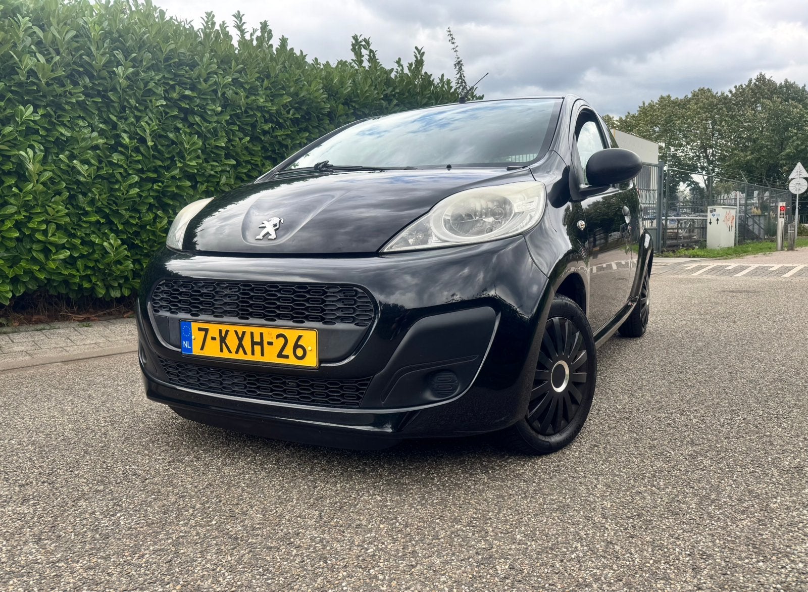 Peugeot 107 1.0 12V 5DR 2013 Zwart, Auto's, Voorwielaandrijving, Stof, 4 stoelen, Origineel Nederlands
