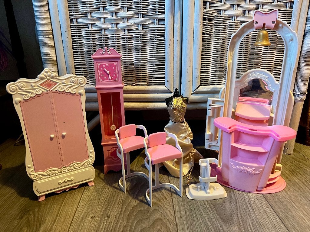 Vintage Mattel barbie meubels kast trouwkapel 2 stoelen klok, Verzamelen, Poppen, Ophalen of Verzenden, Zo goed als nieuw, Accessoires