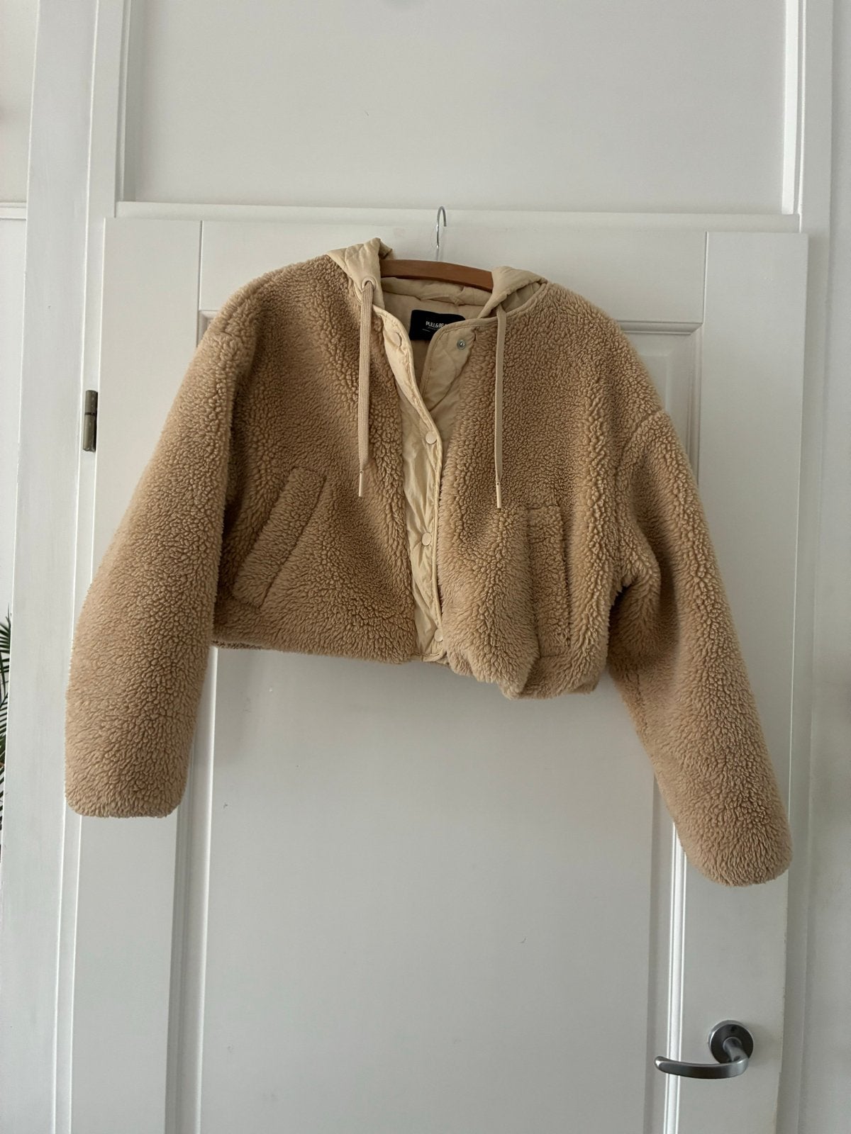Pull&Bear  kort teddy jasje mt M in zeer goede staat, Ophalen of Verzenden, Zo goed als nieuw, Maat 38/40 (M), Beige