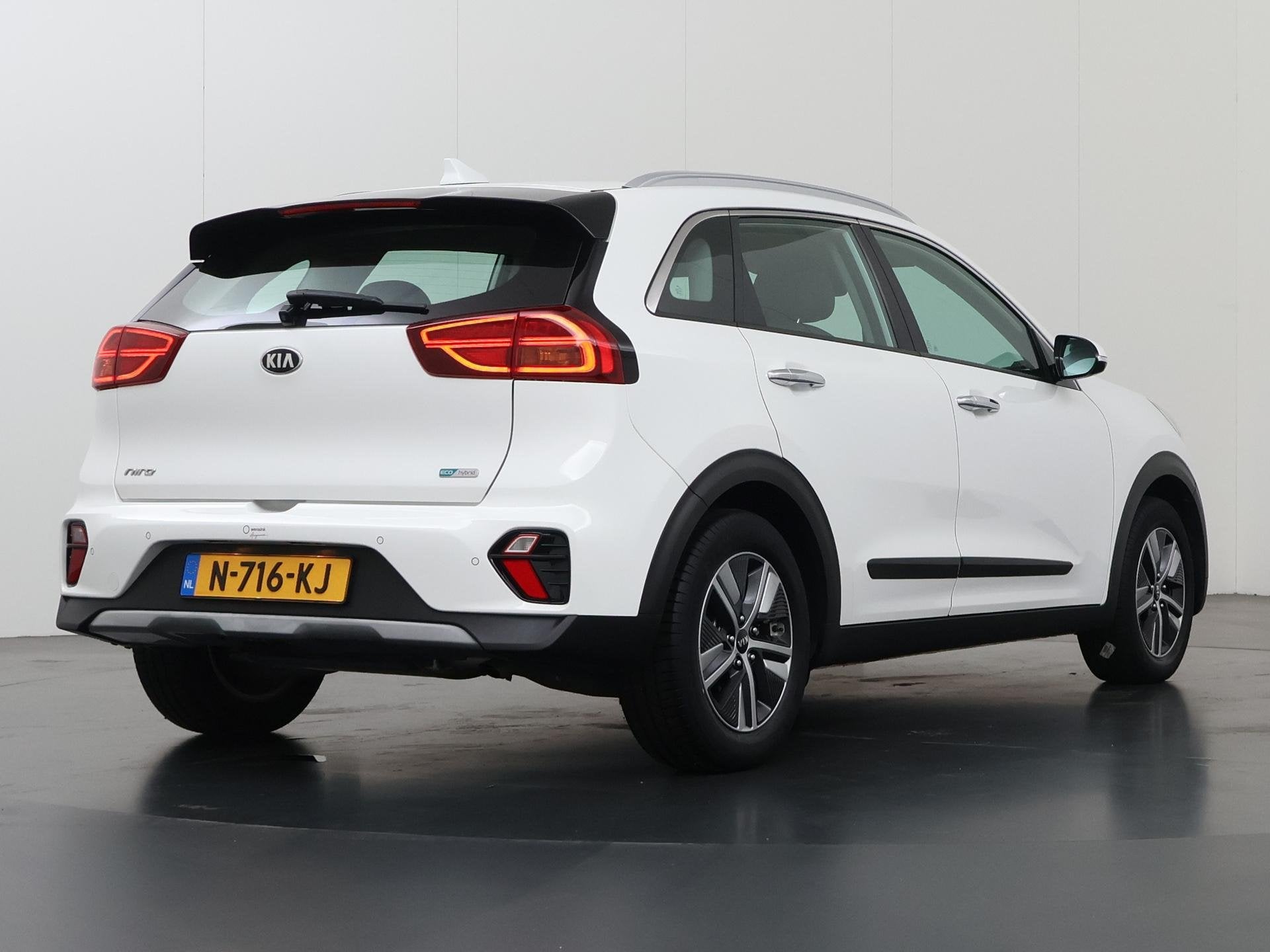Foto 2 van Kia Niro 1.6 GDi Hybrid DynamicLine | Schuif/Kanteldak | Nav