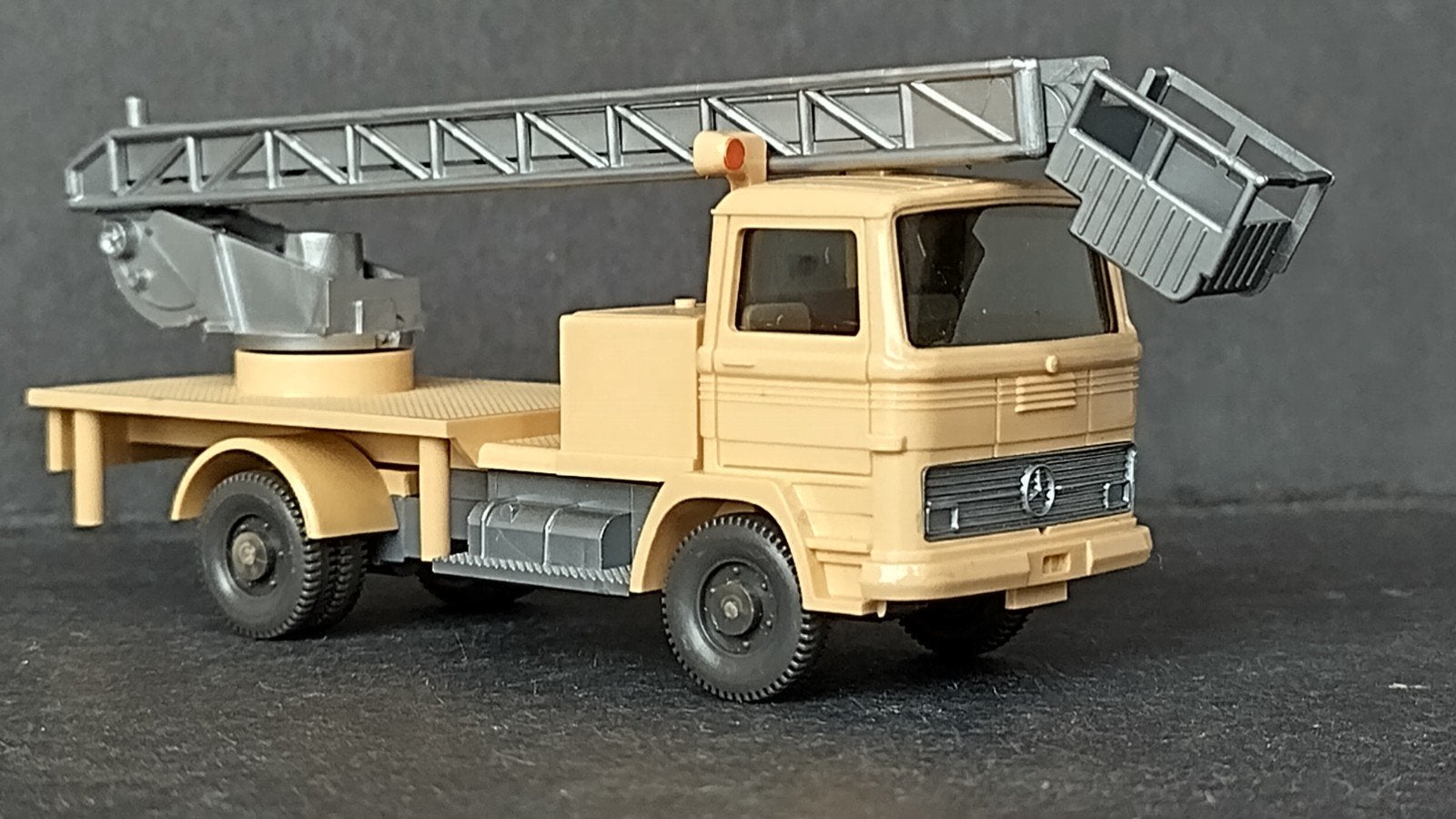 Mercedes Benz LP 608 Hoogwerker 1:87 H0 Wiking Pol, Hobby en Vrije tijd, Verzenden, Wiking, M, Zo goed als nieuw