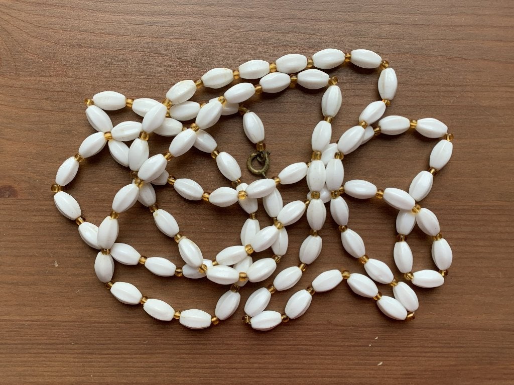 Lange kralenketting wit met goudgeel circa 138 cm, Ophalen of Verzenden, Zo goed als nieuw, Wit, Kunststof