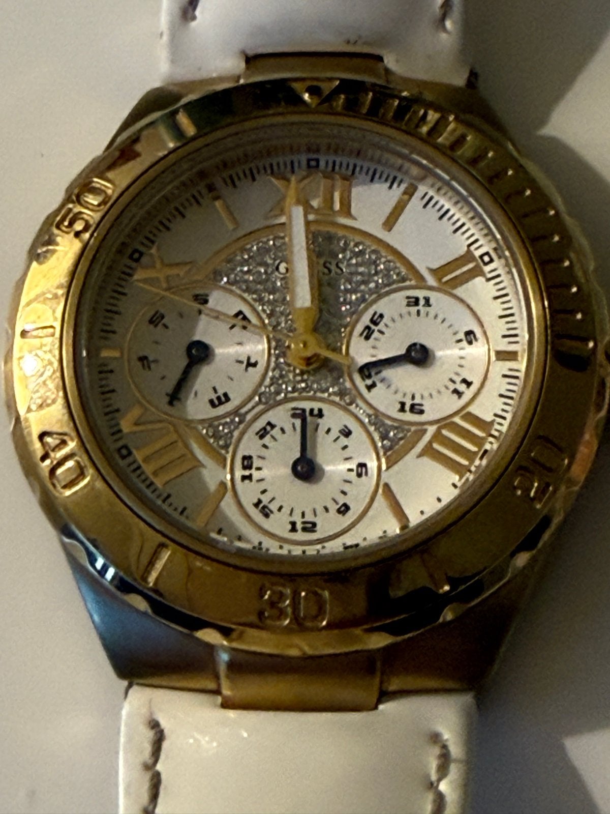 Stijlvol Guess dameshorloge met strass en witte band, Overige materialen, Guess, Polshorloge, Ophalen of Verzenden