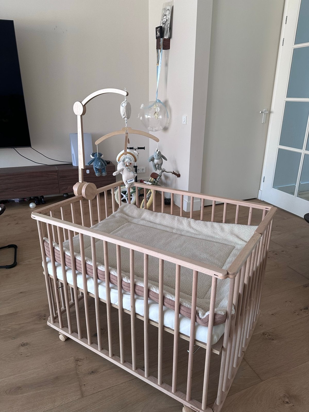 Prenatal Houten Ledikant met Mobiel - Zo goed als nieuw, Ophalen, Zo goed als nieuw, Ledikant