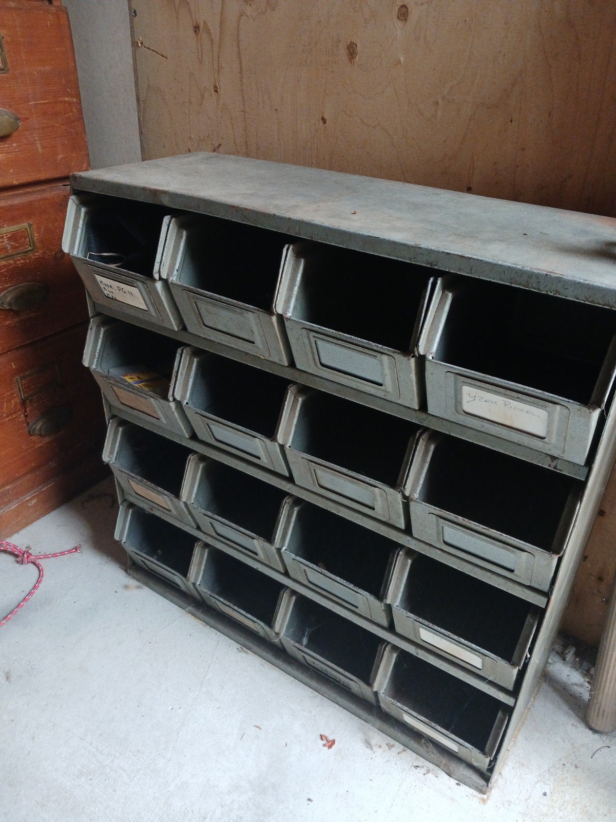 Vintage Hacoeka kast met 16 stalen bakjes., Ophalen