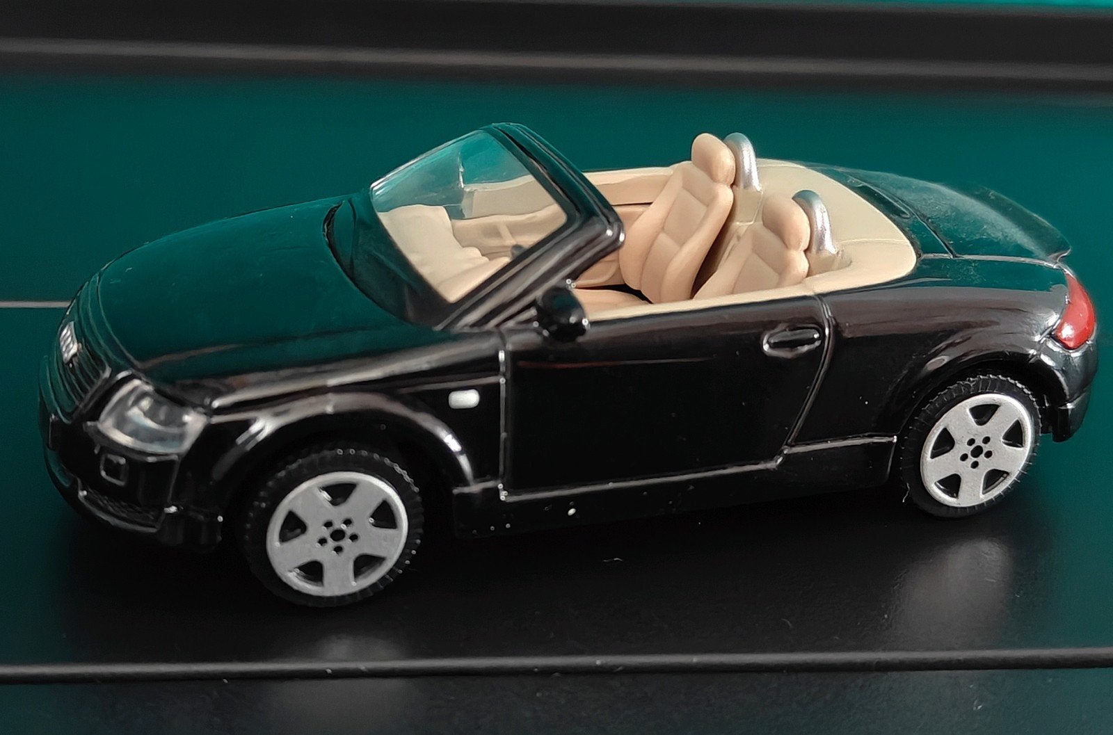 Maisto Audi TT Roadster MK1 1:43 zwart, Ophalen of Verzenden, Zo goed als nieuw, Auto, Overige merken
