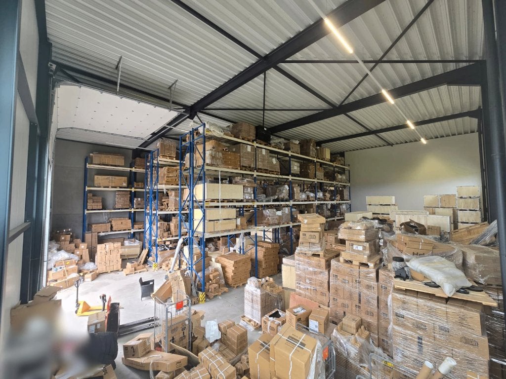 Bedrijfshal 840m² Te HUUR Sittard met KANTOOR - Zichtlocatie, Zakelijke goederen, Bedrijfs Onroerend goed, 840 m², Huur, Bedrijfsruimte