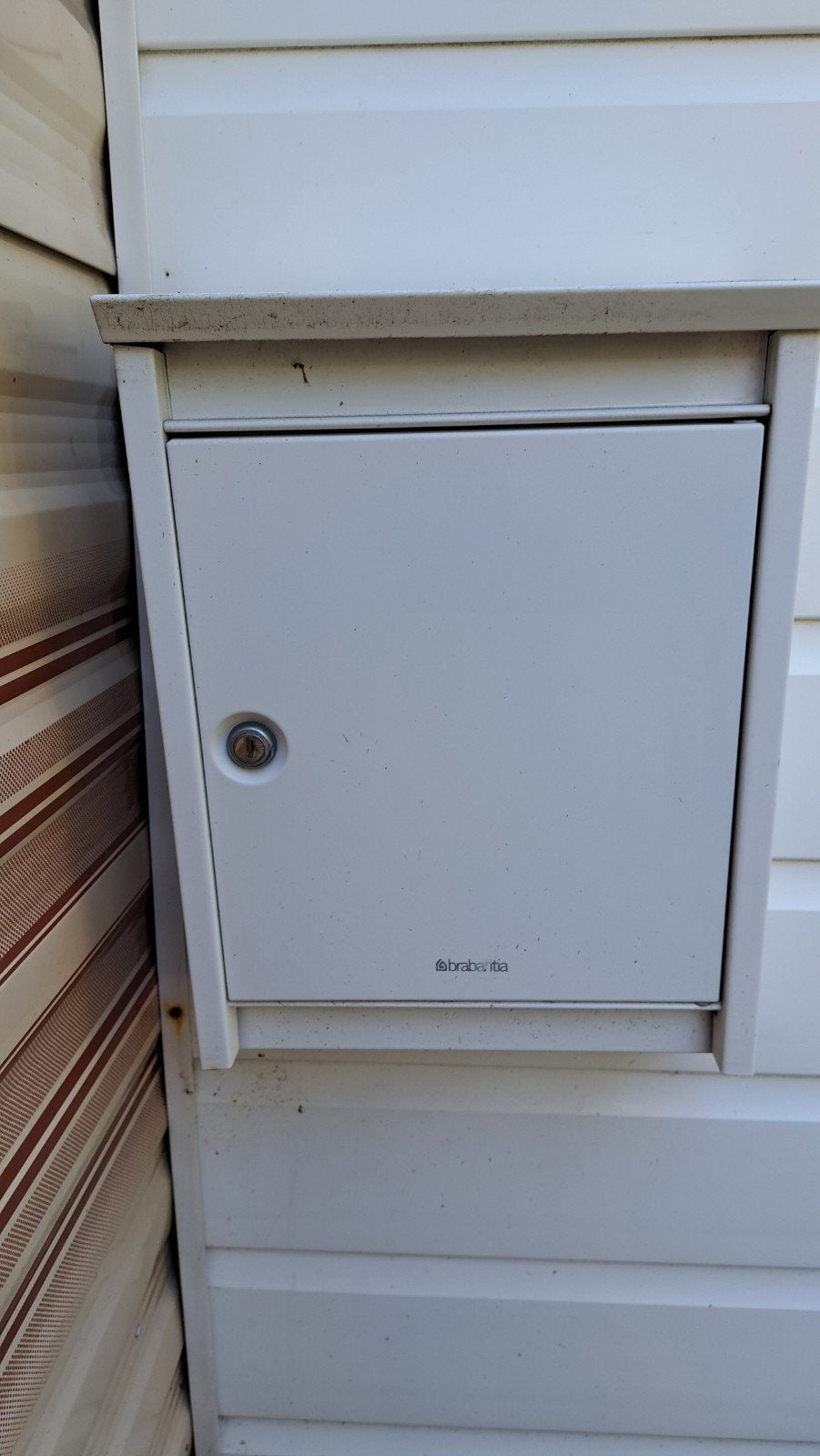 Brabantia brievenbus met slot (1 sleutel aanwezig), Ophalen of Verzenden, Gebruikt, IJzer, Wandbrievenbus